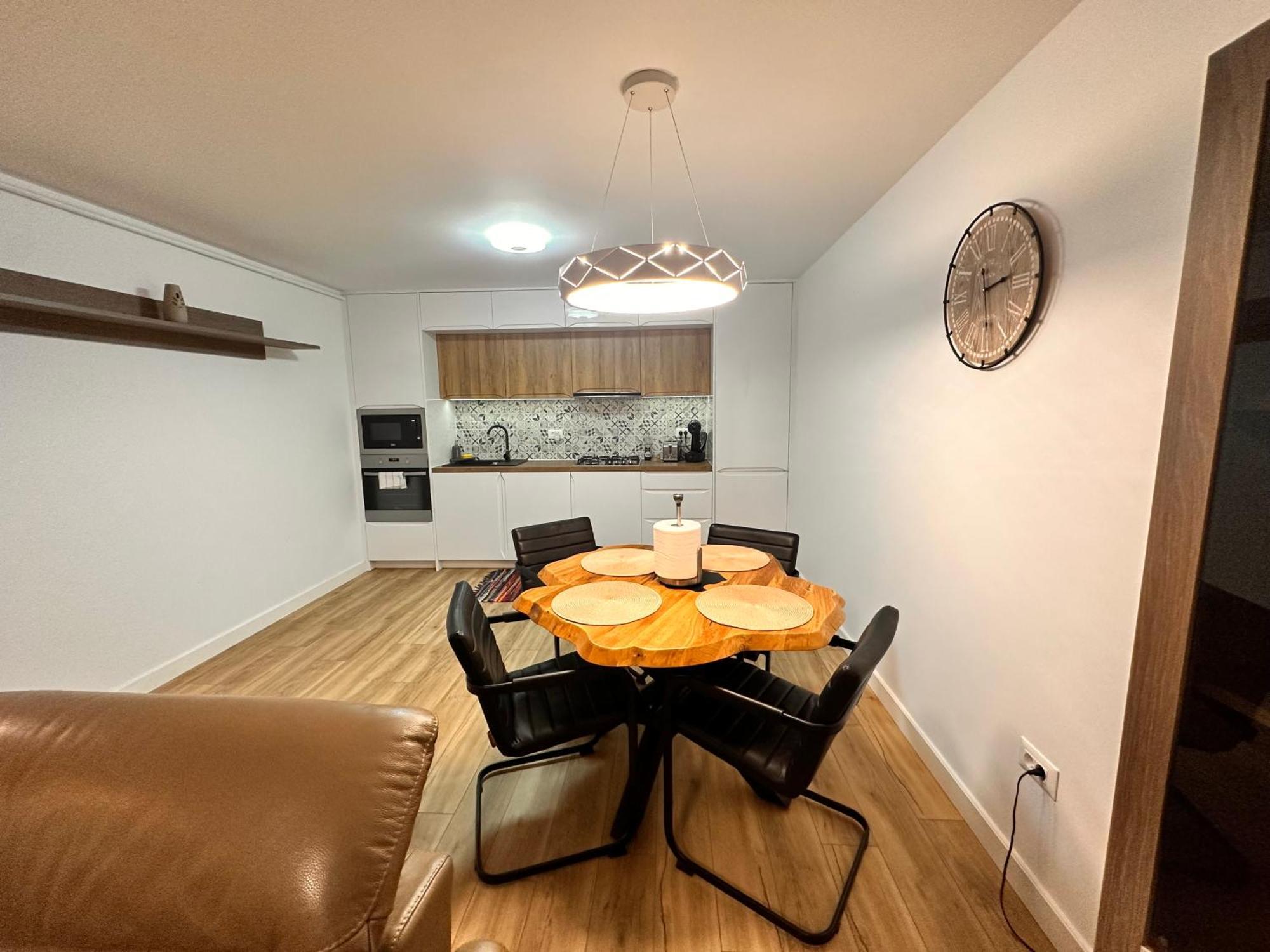 Modern In Vila, Cu Curte Proprie La 2km De Centrul Sucevei